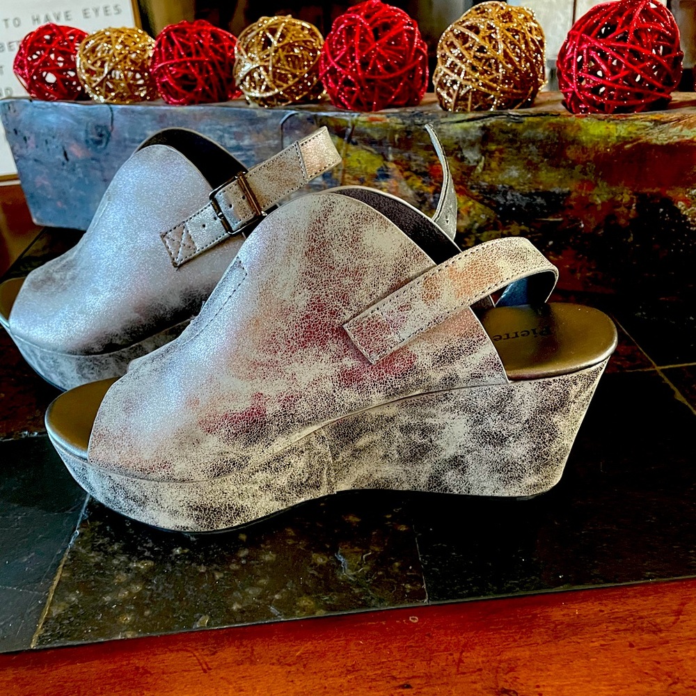 Grey wedges